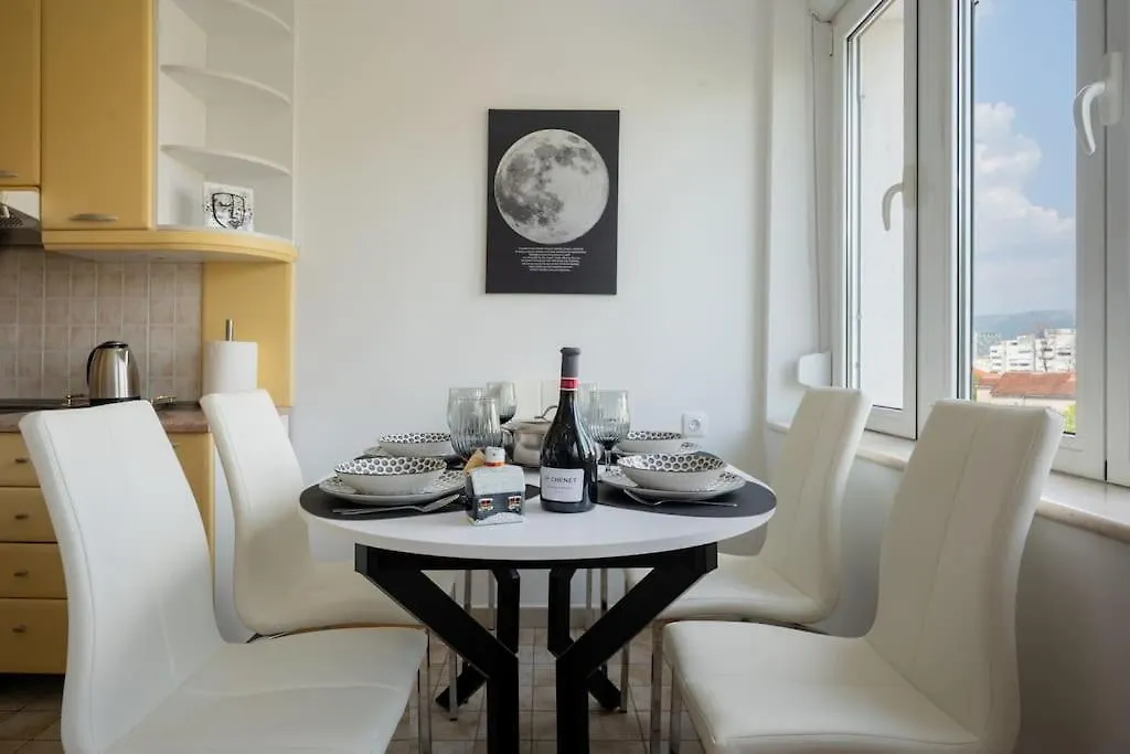Apartment Rooftop Li -New, Modern, City Center Split