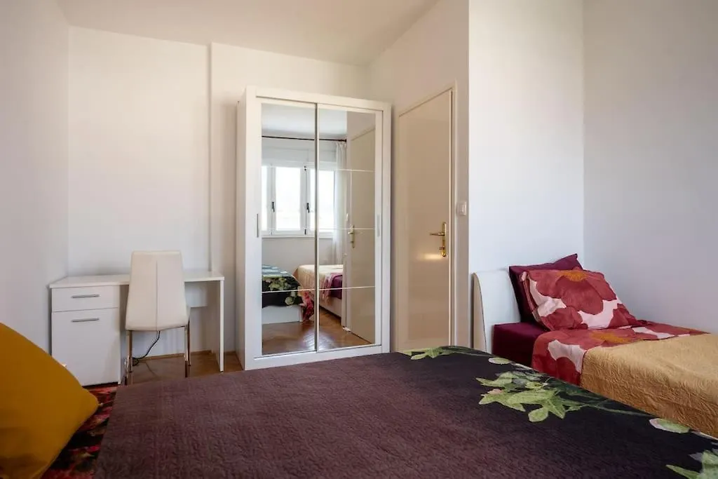 Rooftop Li -New, Modern, City Center Split Apartment