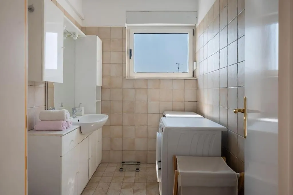 Rooftop Li -New, Modern, City Center Split Apartment