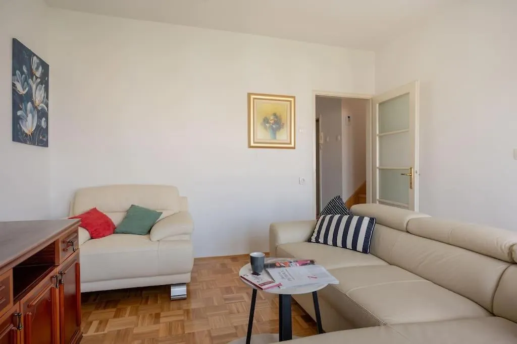 Rooftop Li -New, Modern, City Center Split Apartment
