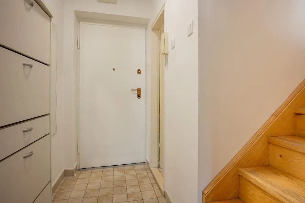 Rooftop Li -New, Modern, City Center Split Apartment