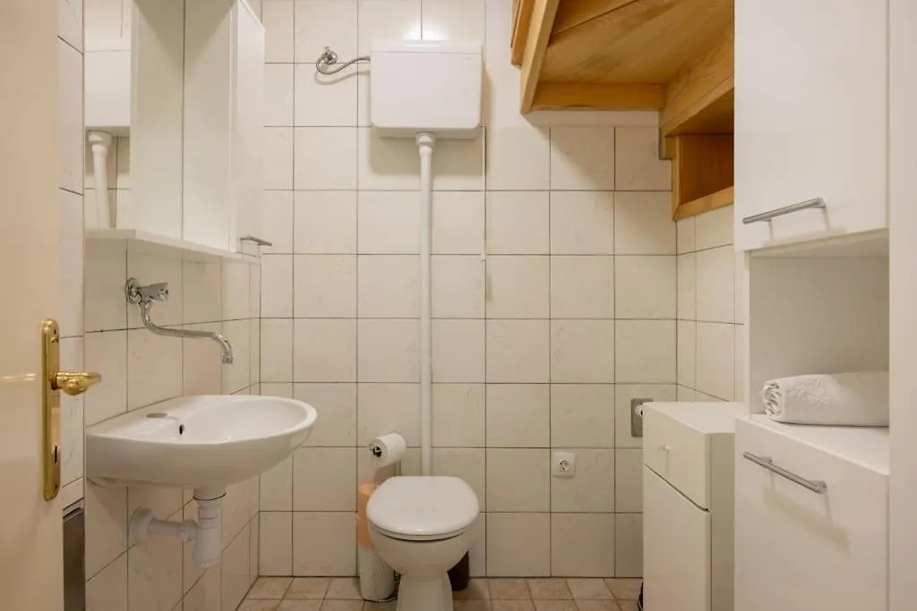Rooftop Li -New, Modern, City Center Split Apartment