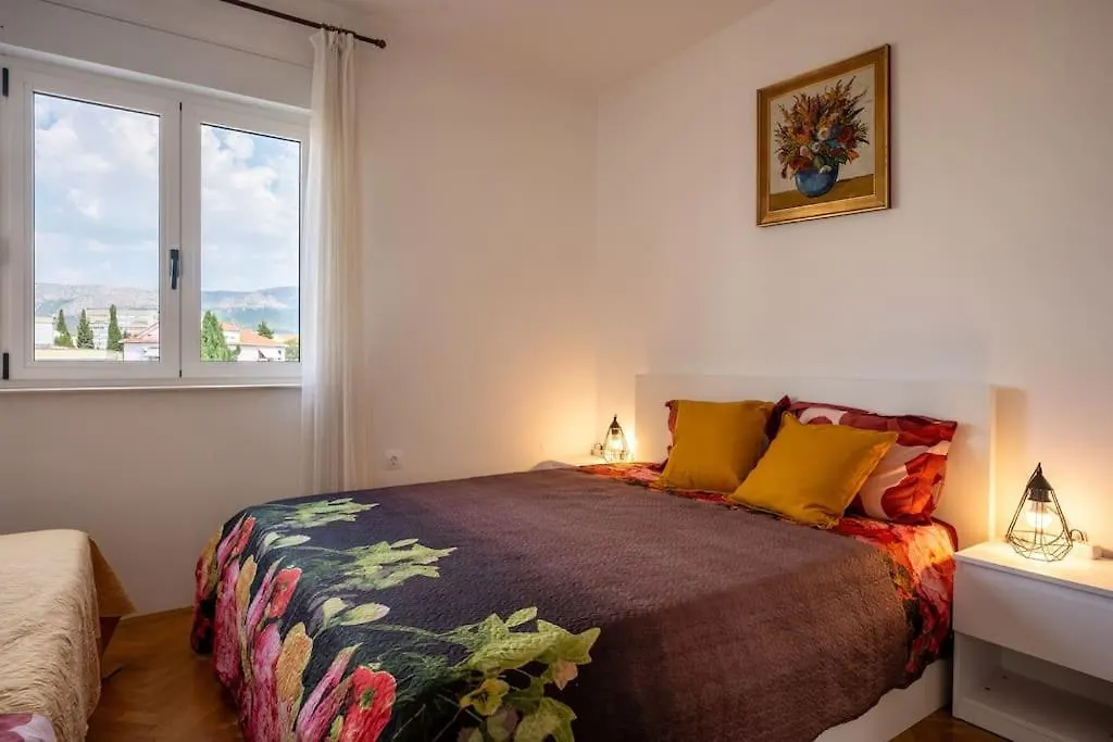 Rooftop Li -New, Modern, City Center Split Apartment