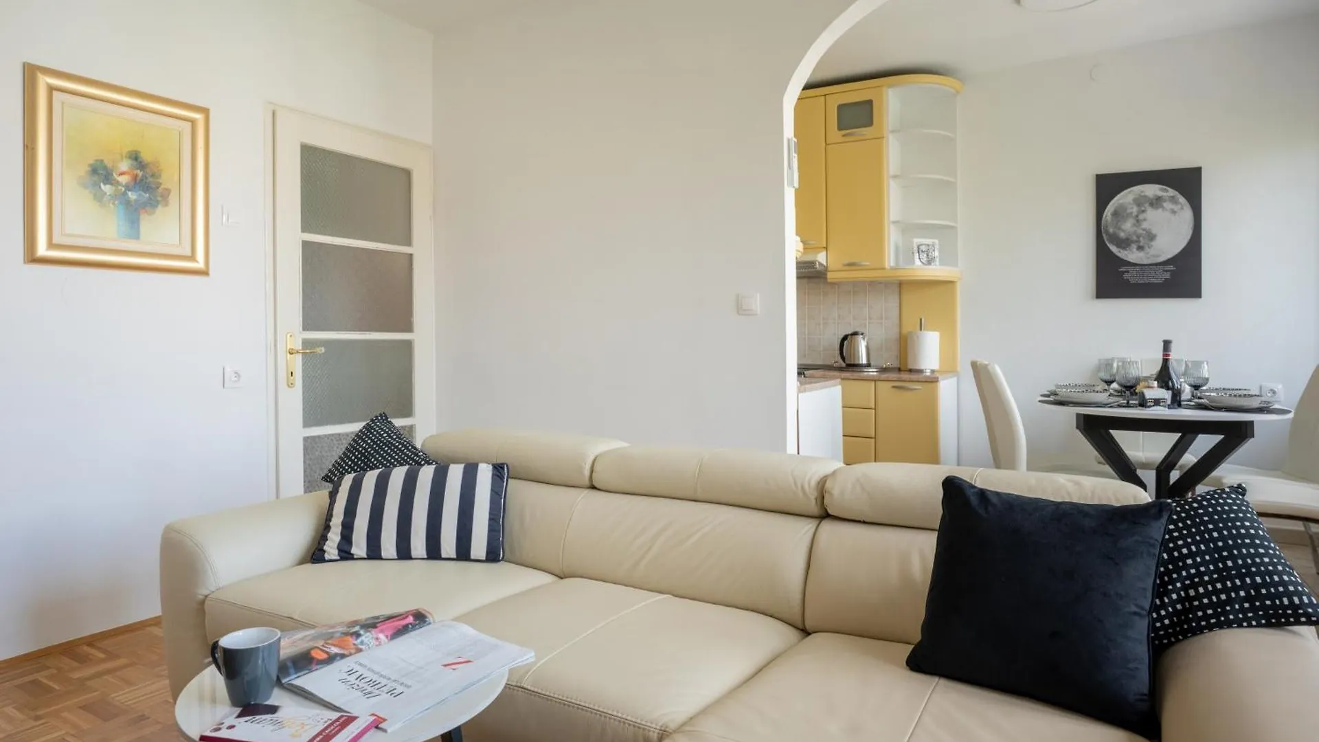 Rooftop Li -New, Modern, City Center Split Apartment